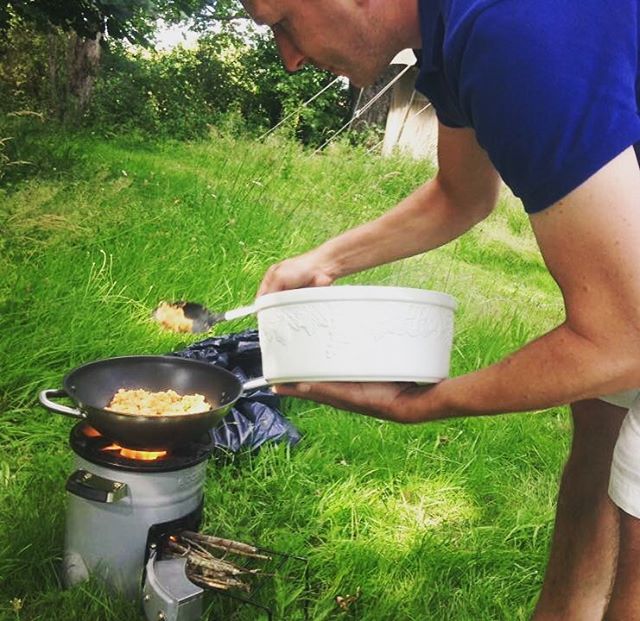 Lekker buiten koken op de camping met de EcoZoom Versa. Dit jaar voor het eerst mogelijk bij Le Mas d'en Haut in Frankrijk (www.lemasdenhaut.nl).